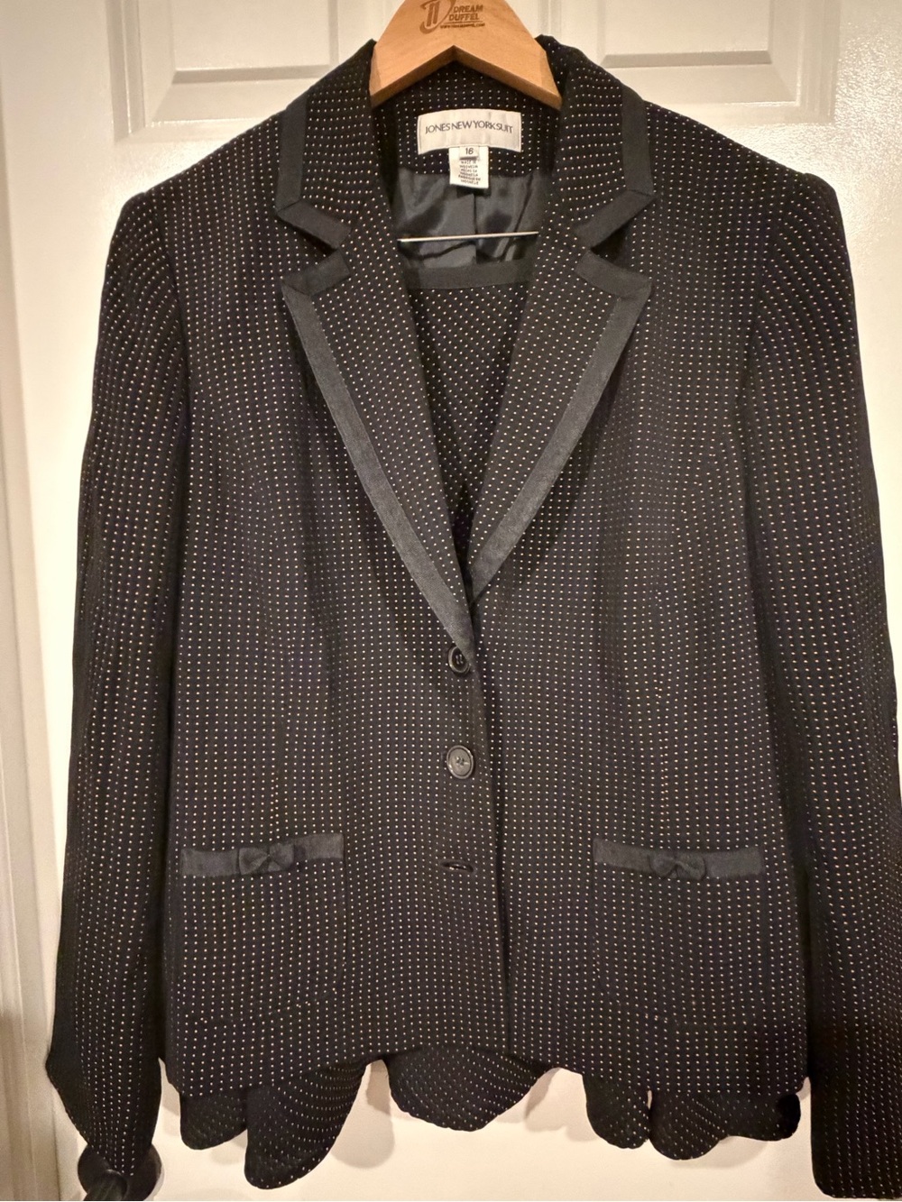 Jones New York Black pink dot Scallop skirt suit 16